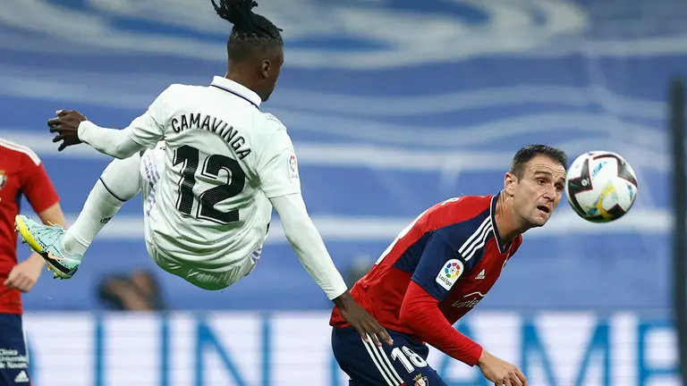 MADRID, 02/10/2022.- El centrocampista francés del Real Madrid, Eduardo Camavinga (i), cae ante el delantero de Osasuna, Kike García, durante el encuentro correspondiente a la séptima jornada de primera división que disputan hoy domingo en el estadio Santiago Bernabéu, en Madrid. EFE / Rodrigo Jiménez.
