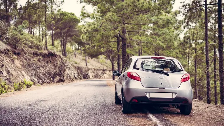 Imagen de archivo de un coche parado en un camino. ARCHIVO