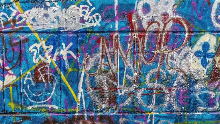 Tres personas han sido identificadas y denunciadas en Pamplona por realizar ocho pintadas en la Rochapea. CEDIDA