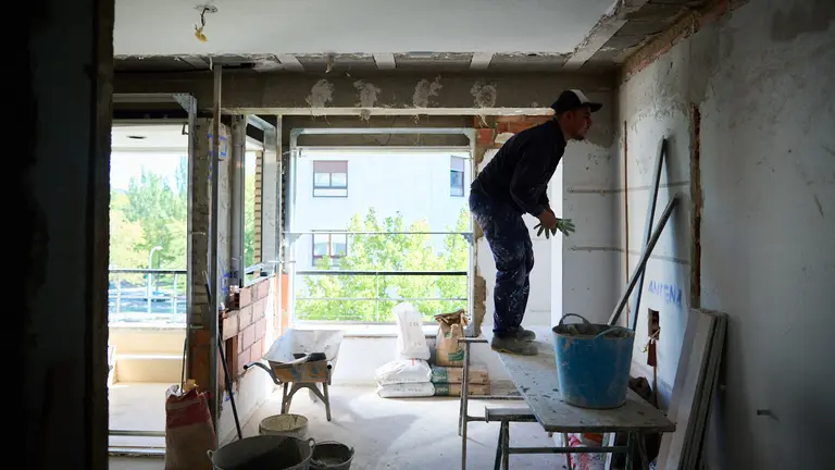 La comisión de Asuntos Ciudadanos del Ayuntamiento de Pamplona visita las obras de rehabilitación y mejora de la accesibilidad los apartamentos para personas mayores de Txoko Berri. PABLO LASAOSA