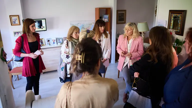 La comisión de Asuntos Ciudadanos del Ayuntamiento de Pamplona visita las obras de rehabilitación y mejora de la accesibilidad los apartamentos para personas mayores de Txoko Berri. PABLO LASAOSA