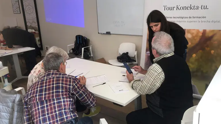 La iniciativa de un grupo universitario para enseñar a personas mayores a usar el móvil en Navarra. CEDIDA