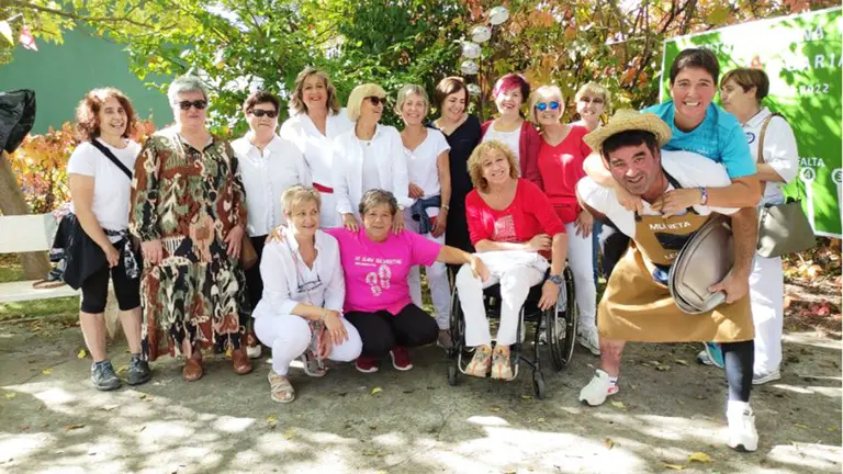 Susana Muneta, a la derecha de azul, junto a sus amigas y vecinas de Legaria. cedida.