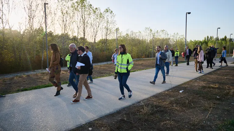 Los miembros de la Gerencia y la Comisión de Urbanismo del Ayuntamiento de Pamplona visitan las obras de urbanización de la segunda fase del parque de Aranzadi. PABLO LASAOSA