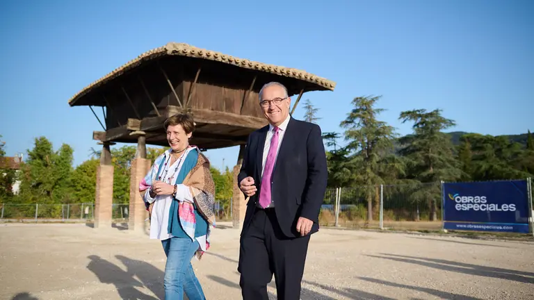 Los miembros de la Gerencia y la Comisión de Urbanismo del Ayuntamiento de Pamplona visitan las obras de urbanización de la segunda fase del parque de Aranzadi. PABLO LASAOSA