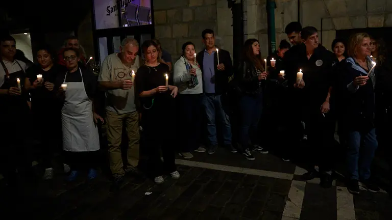 Hosteleros y comerciantes de la calle Estafeta apagan sus luces para escenificar las dificultades a las que se enfrentan con el aumento de la factura energética. IÑIGO ALZUGARAY