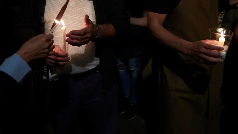 Hosteleros y comerciantes de la calle Estafeta apagan sus luces para escenificar las dificultades a las que se enfrentan con el aumento de la factura energética. IÑIGO ALZUGARAY