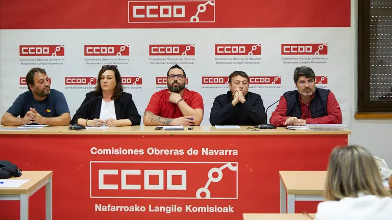 La Federación de Industria de CCOO informa sobre las últimas novedades en relación con los despidos anunciados en Siemens Gamesa. Con la presencia de Clara Fernández, secretaria general de CCOO en Siemens Gamesa; Josema Romeo, secretario general de la Federación de Industria de CCOO de Navarra; Miguel García Adanero, pte. del comité de empresa del centro de trabajo de Siemens Gamesa en Arazuri y Manuel San Juan y Luis Nuín, miembros del comité europeo de Siemens Gamesa. IÑIGO ALZUGARAY