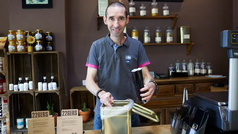 Spicytea, tienda especializada en té y café, situada en la calle Serafín Olave 14 de Iturrama. IÑIGO ALZUGARAY