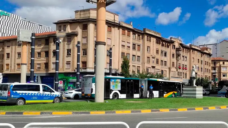 La villavesa en la que ocurrió el suceso, parada en la plaza de la Paz de Pamplona junto a varios coches de Policía MunIcipal.