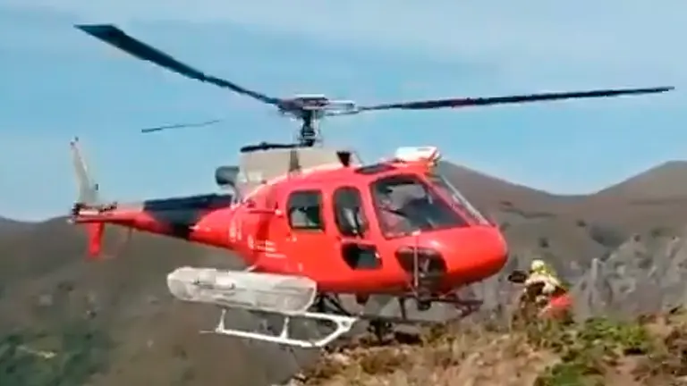 Momento en el que la mujer rescatada sube al helicóptero. BOMBEROS DE NAVARRA