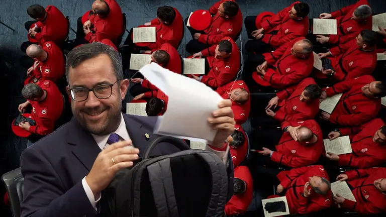 Javier Remírez, en una imagen con varios agentes de Policía Foral de fondo.