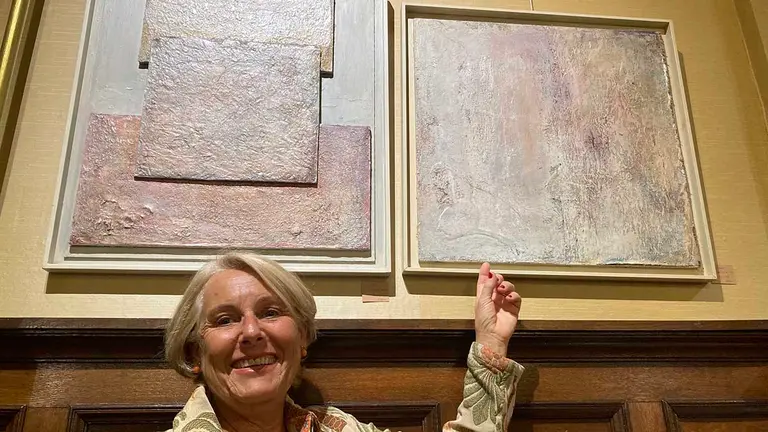 Tere Gortari, con algunas de sus obras en el Nuevo Casino de Pamplona.