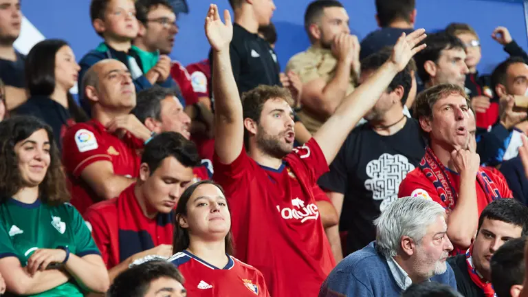 La grada de El Sadar durante el partido de La Liga Santander entre Osasuna y Valencia. IÑIGO ALZUGARAY