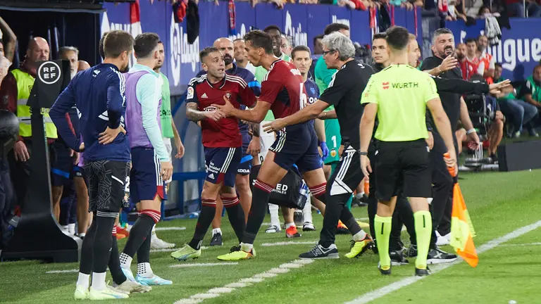 Rubén Peña es expulsado por Ortiz Arias en el partido de La Liga Santander entre Osasuna y Valencia disputado en el estadio de El Sadar. IÑIGO ALZUGARAY