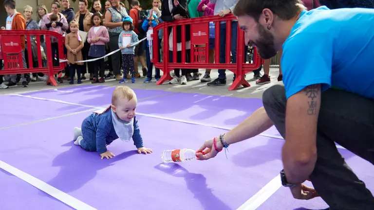 Celebración de la II Carrera de Gateo y la VII carrera escolar solidaria, organizados por la Asociación Navarra de Autismo para conmemorar el día Europeo de concienciación de este síndrome. IÑIGO ALZUGARAY