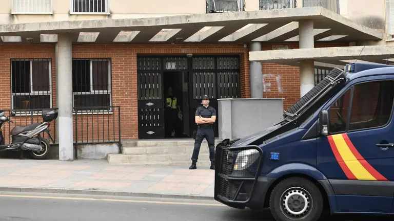 Los policías antidisturbios tenían programada la entrada a una vivienda y fueron recibidos a pedradas. EUROPA PRESS / ARCHIVO