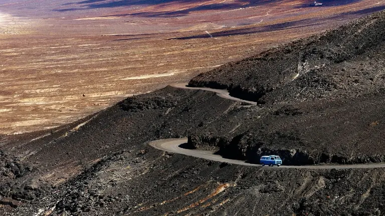 Furgoneta en un precipicio. ARCHIVO