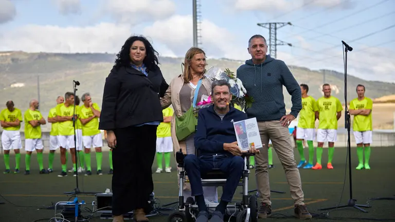 Homenaje a Juan Carlos Unzué y partido entre antiguos compañeros del exportero navarro de Osasuna, Barcelona Sevilla, Tenerife y Oviedo celebrado en el campo de fútbol de Orkoien que lleva su nombre. IÑIGO ALZUGARAY
