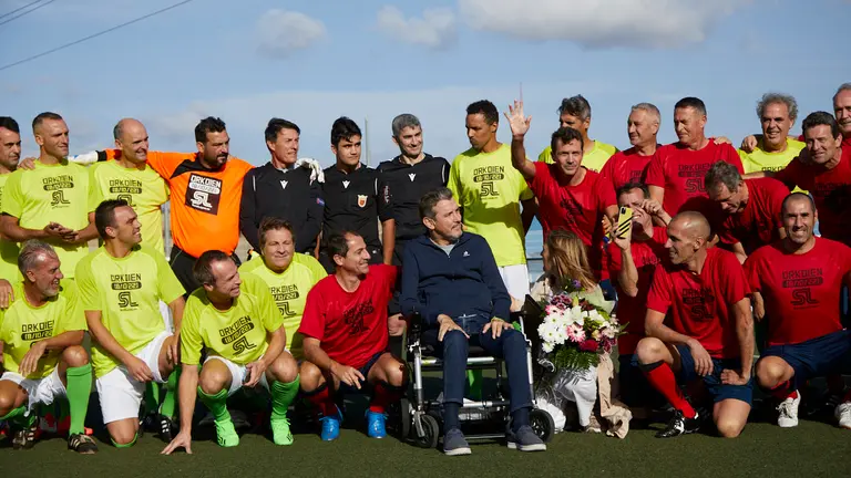 Homenaje a Juan Carlos Unzué y partido entre antiguos compañeros del exportero navarro de Osasuna, Barcelona Sevilla, Tenerife y Oviedo celebrado en el campo de fútbol de Orkoien que lleva su nombre. IÑIGO ALZUGARAY