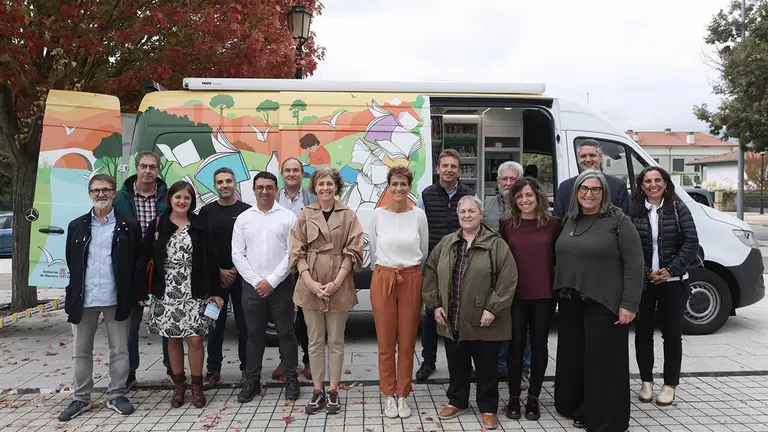 La presidenta Chivite junto al resto de participantes en la presentación del bibliobús de Tierra Estella. GOBIERNO DE NAVARRA