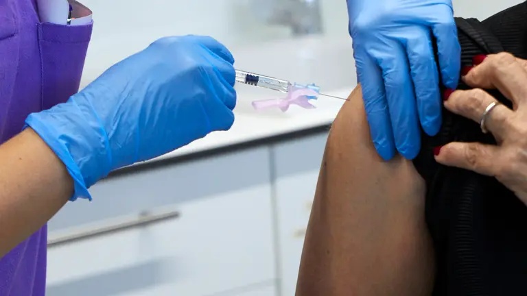 La consejera de Salud, Santos Induráin, recibe la vacuna de la gripe junto con la dosis de refuerzo frente al COVID-19, coincidiendo con la apertura de la campaña de vacunación en población vulnerable. IÑIGO ALZUGARAY