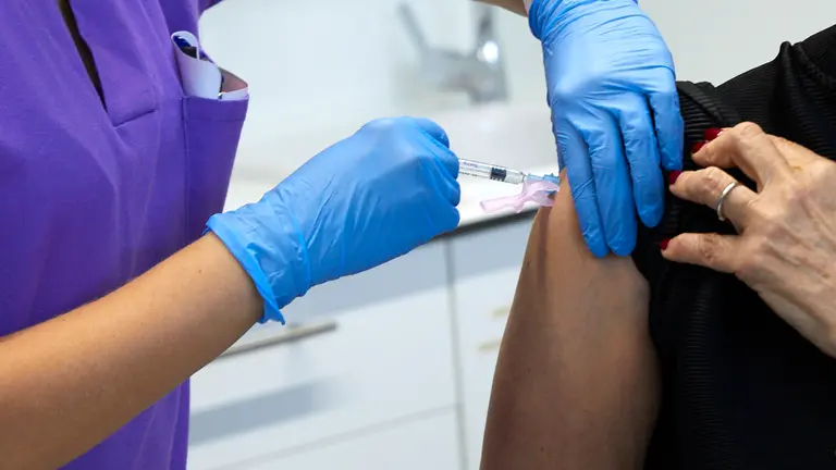 La consejera de Salud, Santos Induráin, recibe la vacuna de la gripe junto con la dosis de refuerzo frente al COVID-19, coincidiendo con la apertura de la campaña de vacunación en población vulnerable. IÑIGO ALZUGARAY