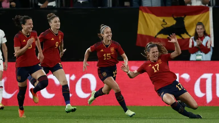 La jugadora de la selección española de fútbol Laia Codina (d) celebra junto a sus compañeras tras marcar ante Estados Unidos, durante el partido amistoso que disputan este martes en el estadio de El Sadar, en Pamplona. EFE/Jesús Diges