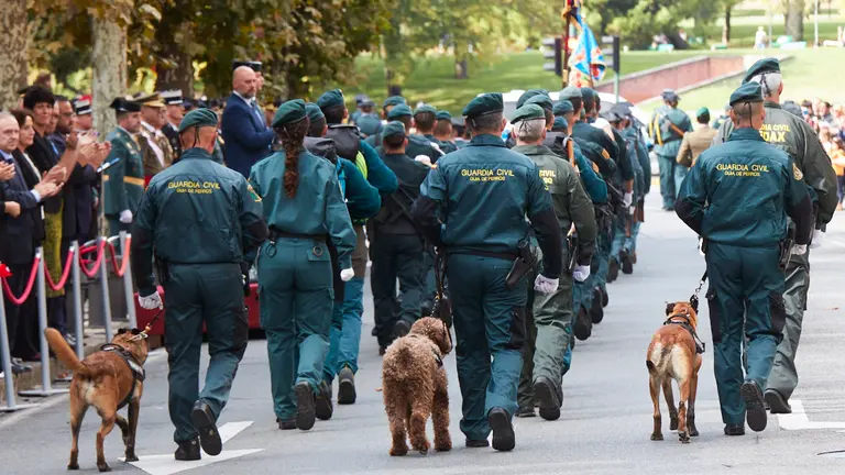 La Guardia Civil de Navarra celebra el día de su patrona, la Virgen del Pilar, en la Avenida de Galicia de Pamplona. IÑIGO ALZUGARAY