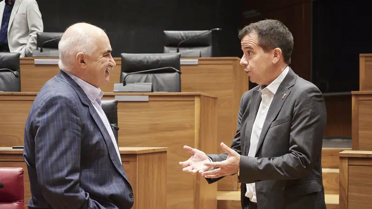 El vicepresidente y titular de Vivienda del Gobierno de Navarra, José Mª Aierdi (i), y el consejero de Desarrollo Económico y Empresarial del Gobierno de Navarra, Mikel Irujo (d). EUROPA PRESS