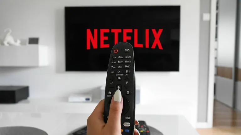 Una persona sintoniza Netflix en su televisión.