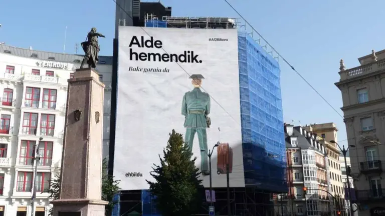 Edificio de Bilbao en el que Bildu ha pagado una gran lona pidiendo a la Guardia Civil que se vaya. APROGC