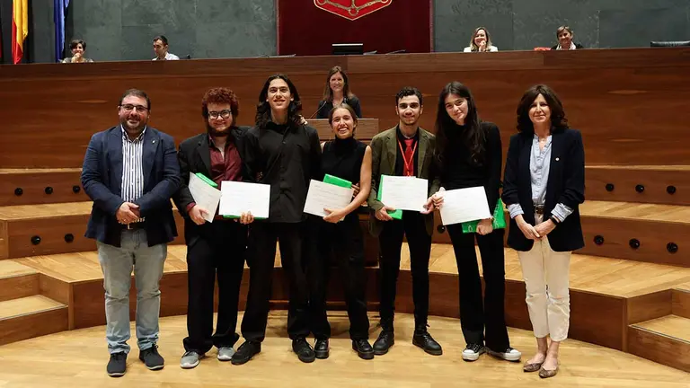 Los estudiantes del IES Navarro Villoslada, equipo ganador de este torneo, posan con el presidente del Parlamento, Unai Hualde, y la vicerrectora Begoña Pérez Eransus. UPNA