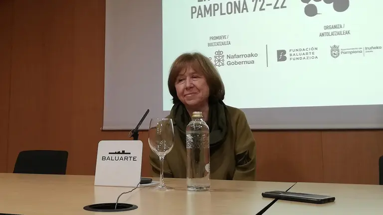 La escritora y periodista bielorrusa, Svetlana Aleksiév, durante la rueda de prensa de los Encuentros de Pamplona 72-22. EUROPA PRESS