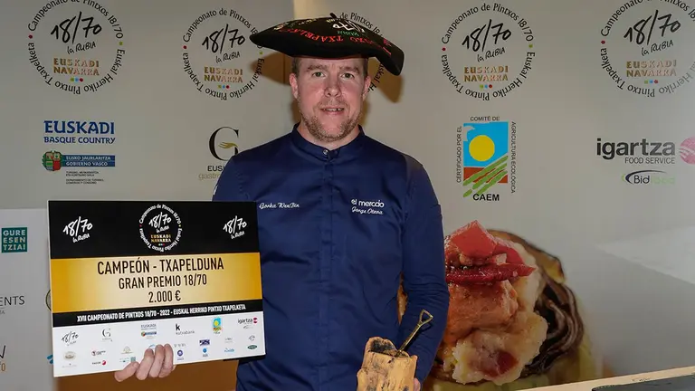 Jorge Otxoa, de El Merca'o de Pamplona, campeón del XVII Campeonato de Pintxos 18/70 Euskadi Navarra. CAMPEONATO DE PINTXOS 18/70 EUSKADI NAVARRA