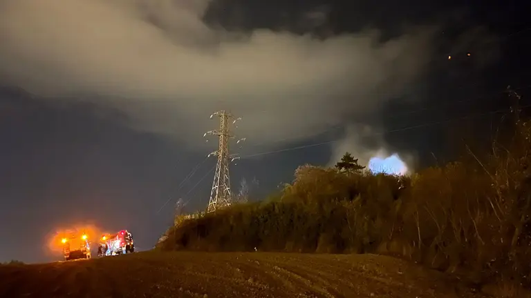 Las llamas afectan a la ermita del pueblo viejo de Ansoáin. PABLO LASAOSA