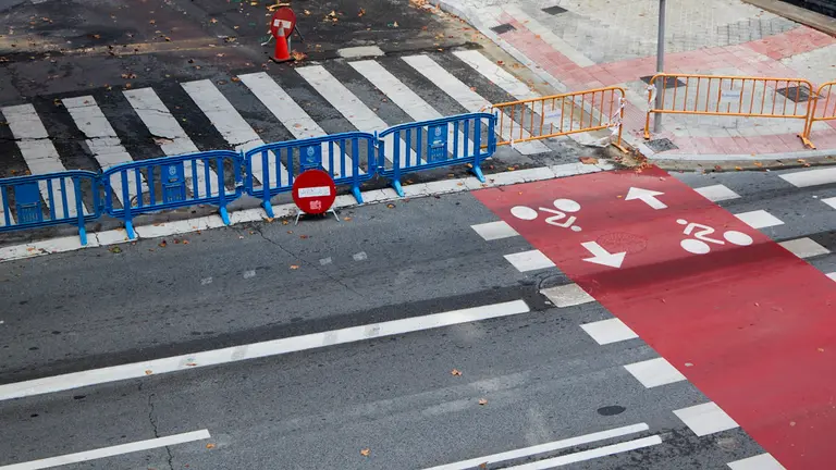 Obras para la creación del carril bici en la Cuesta del Labrit de Pamplona. IÑIGO ALZUGARAY