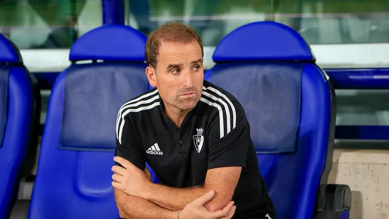 El entrenador de Osasuna, Jagoba Arrasate, momentos antes del partido de Liga en Primera División que Villarreal y Osasuna disputan este lunes en el estadio Ciutat de Valencia. EFE/Domenech Castelló