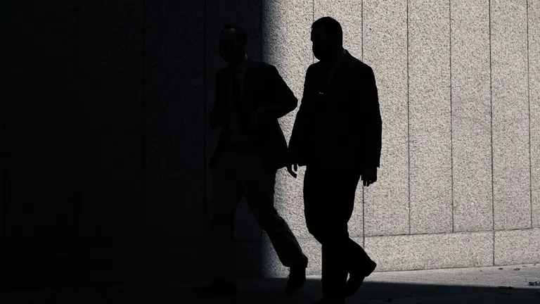 Hombres andando sombras. ARCHIVO