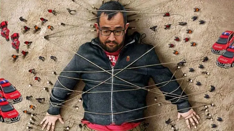 Javier Remírez maniatado en un cartel que anuncia una concentración de policías forales. CEDIDA