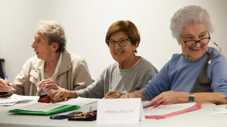 Visita de la comisión de Asuntos Ciudadanos a los talleres 'En Marcha', organizados por el Ayuntamiento para promover el envejecimiento activo entre las personas mayores de 65 años. IÑIGO ALZUGARAY