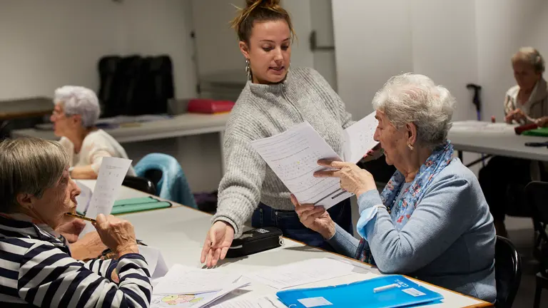 Visita de la comisión de Asuntos Ciudadanos a los talleres 'En Marcha', organizados por el Ayuntamiento para promover el envejecimiento activo entre las personas mayores de 65 años. IÑIGO ALZUGARAY
