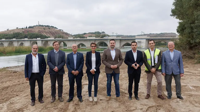 De izquierda a derecha, Francisco Díaz, de la empresa constructora; Pedro López, director general de Obras Públicas e Infraestructuras; Bernardo Ciriza, consejero de Cohesión Territorial; María Chivite, Presidenta de Navarra; Alejandro Toquero, alcalde de Tudela; Zeus Pérez, concejal de urbanismo del Ayuntamiento de Tudela; Pedro Soto, director la sección de Conservación, y Federico Soria, de la empresa constructora. GOBIERNO DE NAVARRA