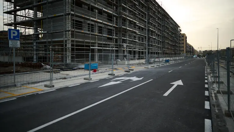 La Gerencia y la Comisión de Urbanismo visita las obras de urbanización de las manzanas que se están levantando en el solar de la antigua Bosch en Buztintxuri - Eutzetxiki. PABLO LASAOSA