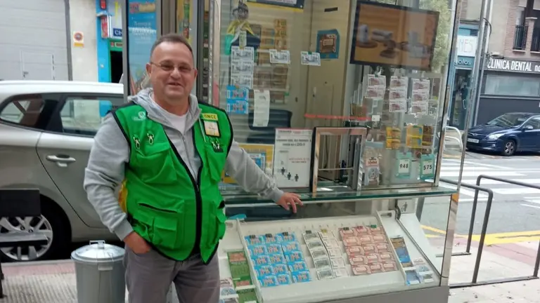 Félix Ángel ha repartido 10.000 euros en su puesto de la ONCE. CEDIDA