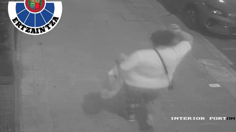 La mujer ha sido captada con el bebé en brazos por una cámara de videovigilancia. CEDIDA