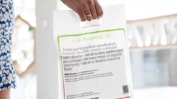 Las bolsas se pueden conseguir en farmacias y cuentan con un código QR que permite descargar un libro. CEDIDA