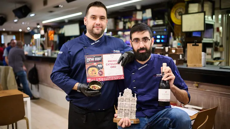 Isaac Álvarez y Jaizkibel Zunzarren del Bar Ulzama junto a la Cazuelica ganadora en el concurso de 2022. PABLO LASAOSA