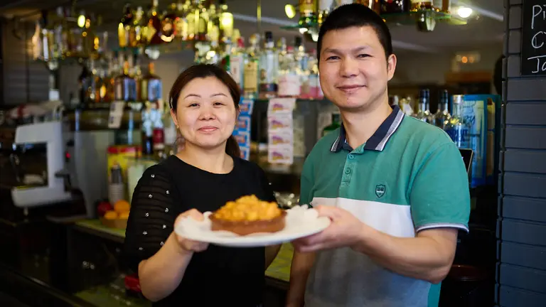 Bar Pato Pinta en la calle Abejeras 6 de Iturrama con su plato estrella, el ajoarriero. PABLO LASAOSA