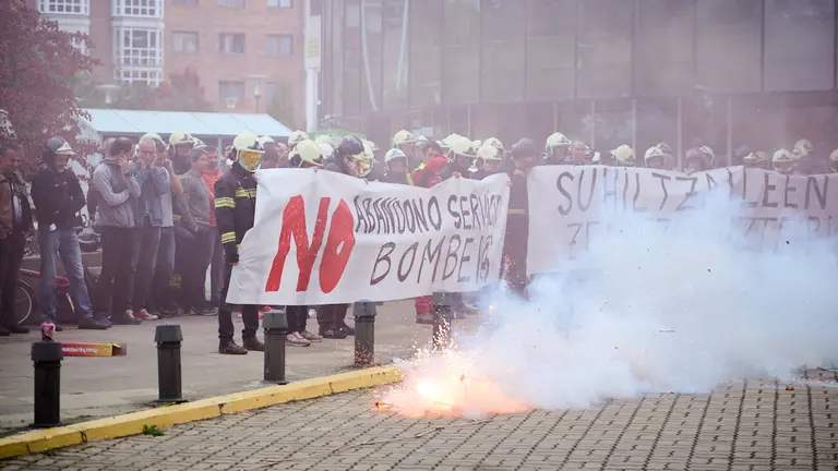 Concentración de bomberos de Navarra en protesta por el "abandono" del servicio, coincidiendo con la asistencia del consejero Remírez a unas jornadas sobre incendios en el hotel Iruña Park. PABLO LASAOSA